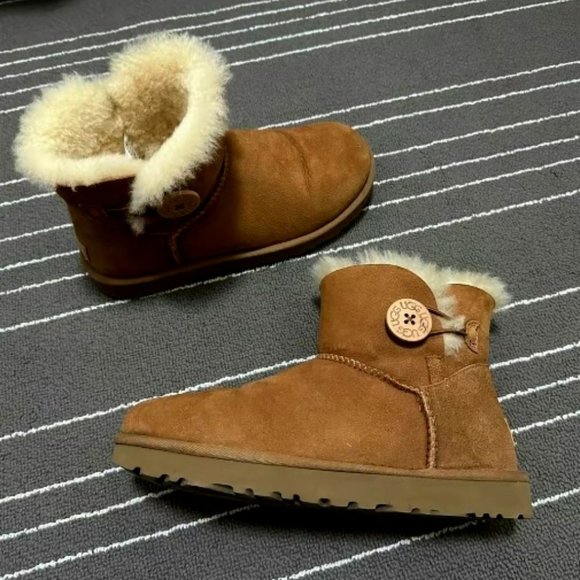 UGG Mini Bailey Button II